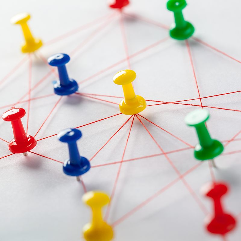 Farbige Pins sind mit Fäden verbunden und bilden ein Netzwerk