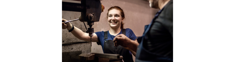 Eine Lernende bei der Arbeit