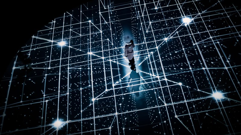 Ein Mädchen steht auf einem projizierten, virtuellen Gittermuster
