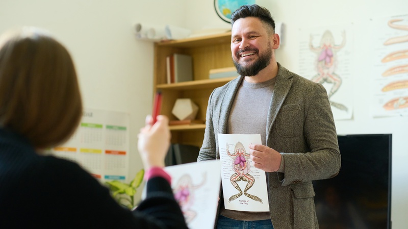 Lehrer erklärt einer Klasse die Anatomie eines Froschs