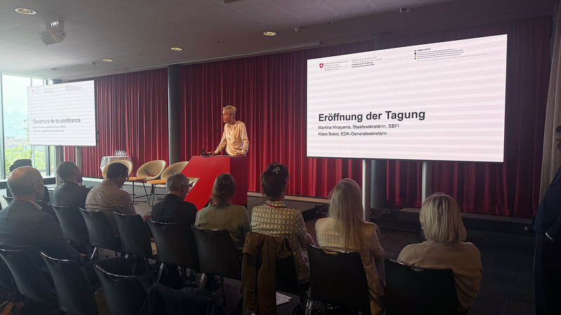 Klàra Sokol spricht an der Tagung zum 95%-Ziel