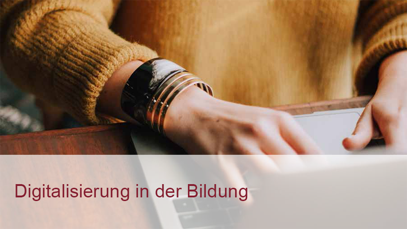 Eine junge Frau arbeitet am Laptop, davor steht "Digitalisierung in der Bildung"
