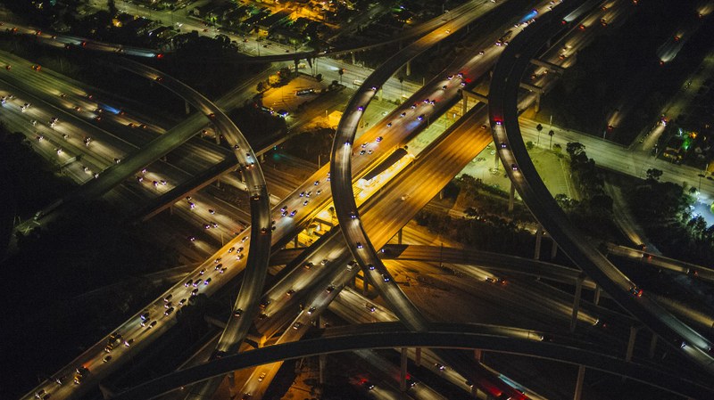Foto von der Autobahn in Kalifornien bei Nacht von oben