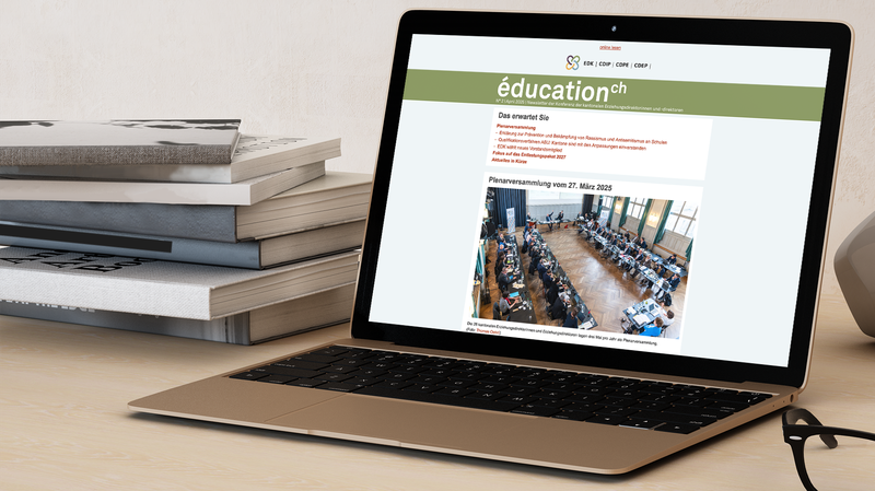 Ein Laptop steht auf dem Tisch, im Screen ist der Newsletter zu sehen