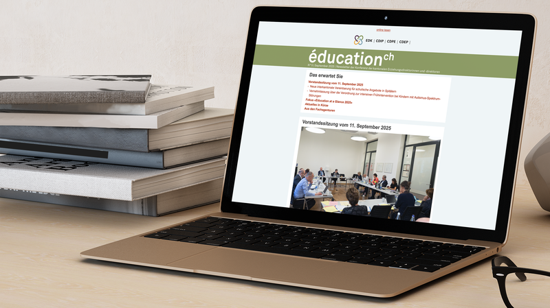 Ein Laptop steht auf dem Tisch, im Screen ist der Newsletter zu sehen