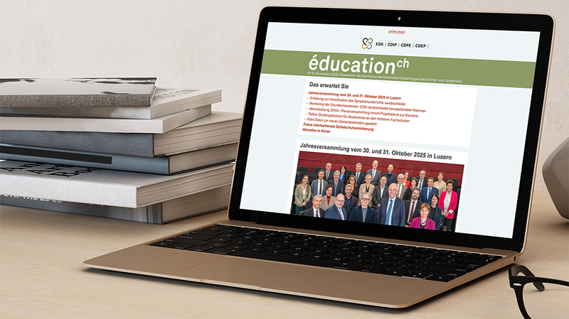 Ein Laptop steht auf dem Tisch, im Screen ist der Newsletter der EDK zu sehen