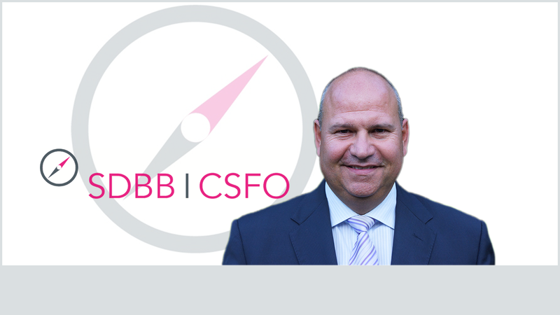 Portrait de Claude Pottier devant le logo du centre suisse de services CSFO