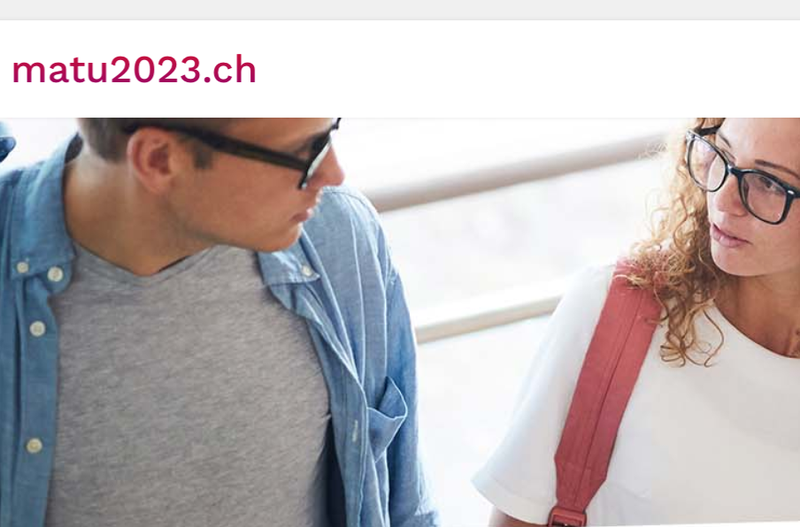 Un gymnasien et une gymnasienne se regardent, en haut figure l’inscription «matu2023.ch»