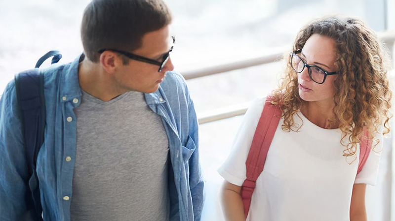 Un élève et une élève discutent ensemble.
