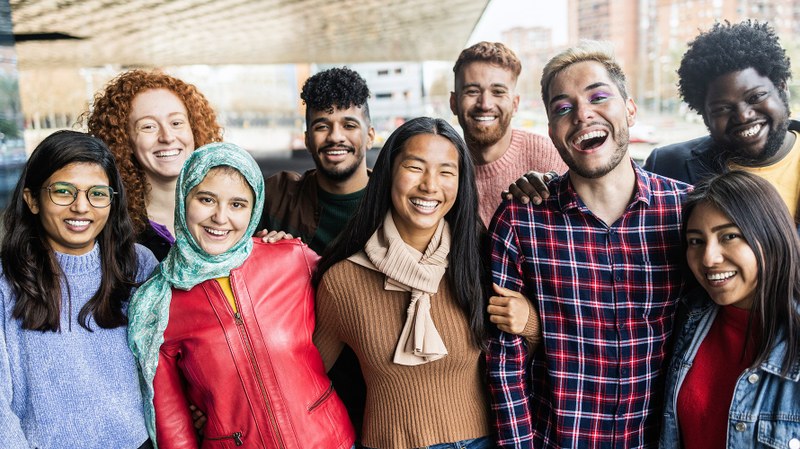 Des jeunes multiethniques rient ensemble