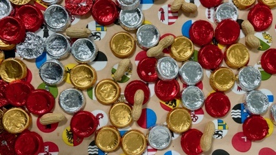 Chocolat sur fond représentant les armoiries des cantons suisses