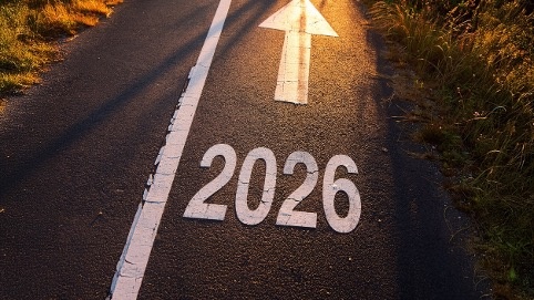 Rue avec marquage 2026 sur l'asphalte