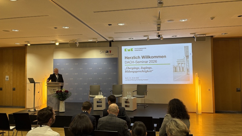 Photo du séminaire DACH, Udo Michalik sur scène adressant un mot de bienvenue