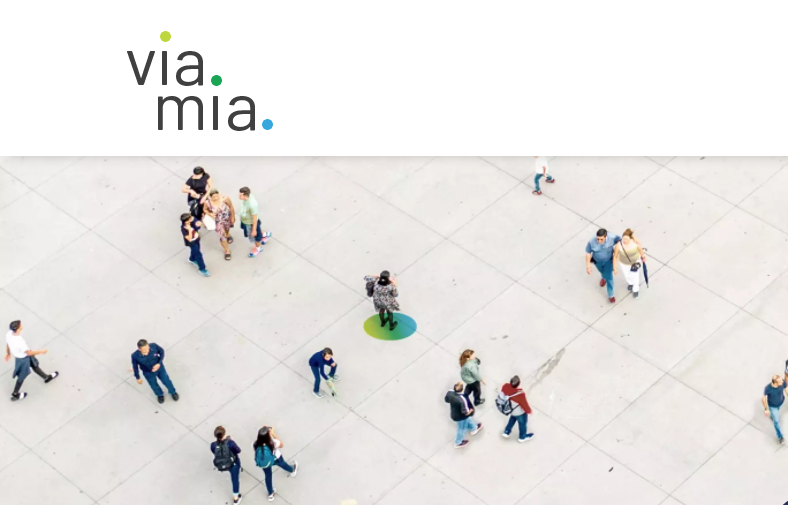 Plusieurs personnes vues de dessus; en haut figure le logo de viamia