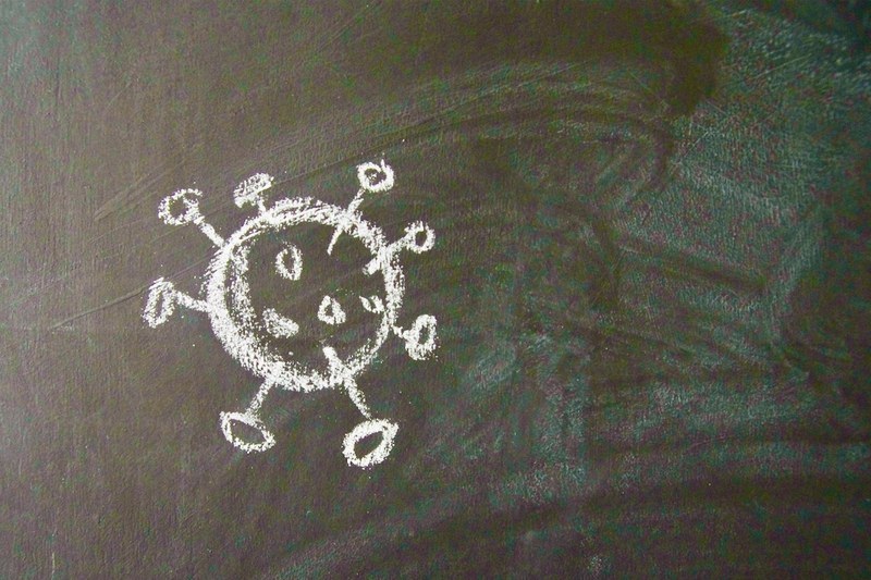 Esquisse du coronavirus à la craie sur un tableau noir