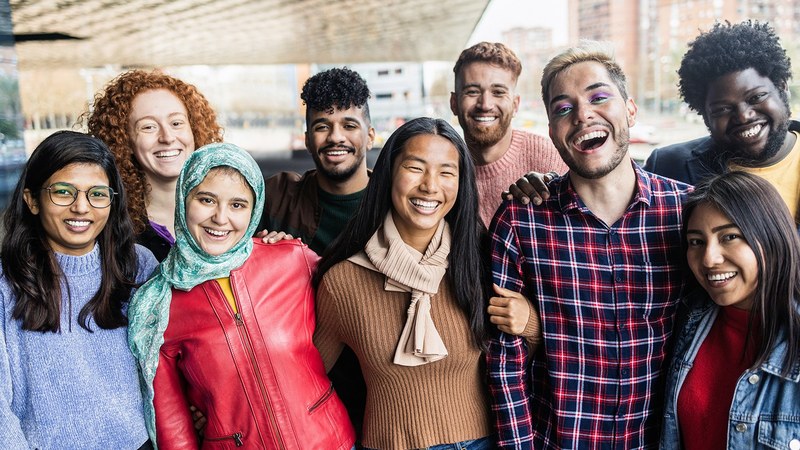 Des jeunes d’origines ethniques différentes rient ensemble