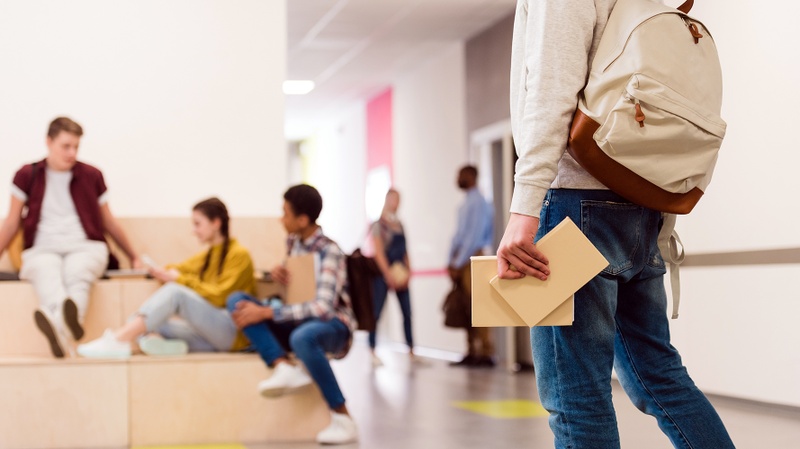 Des lycéens profitent de leur récréation