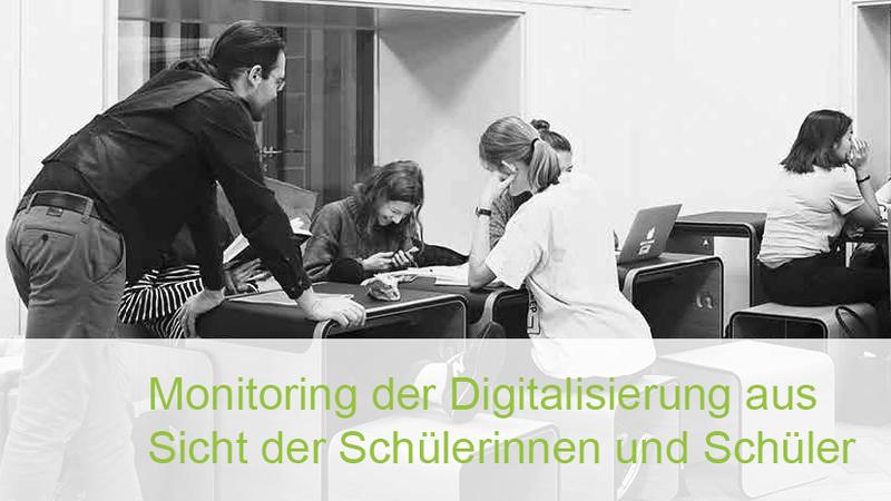 Jugendliche arbeiten zusammen an verschiedenen Geräten, davor steht "Monitoring der Digitalisierung aus Sicht der Schülerinnen und Schüler"