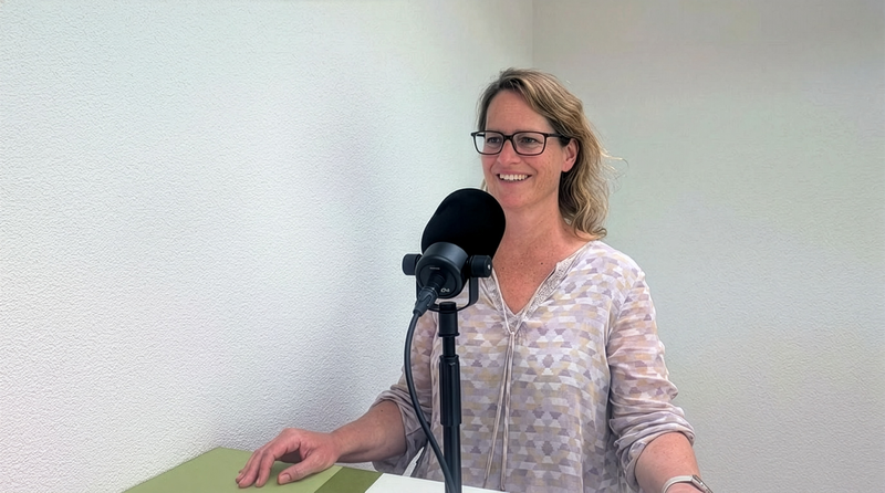 Andrea Erzinger dans le studio de podcast